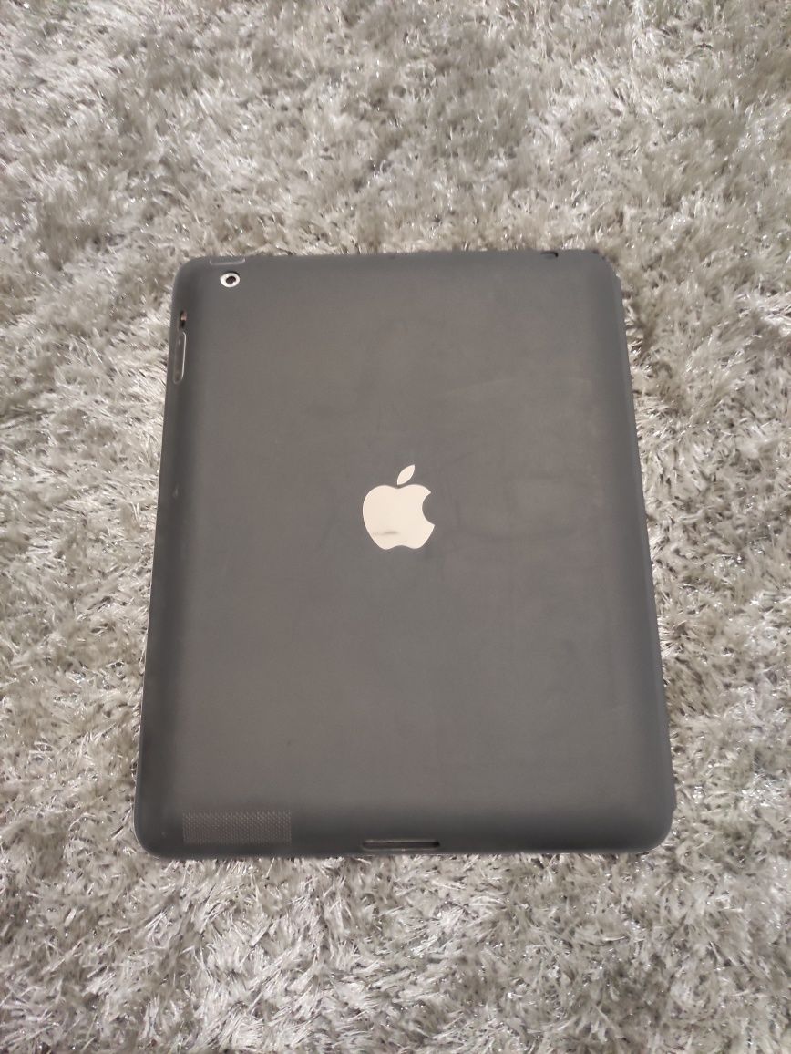 iPad 2 com capa e carregador