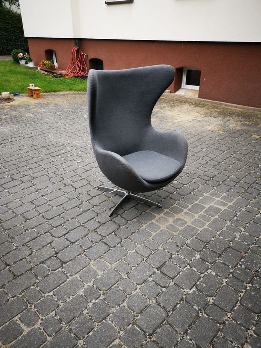 Duży fotel uszak na stopce obrotowy