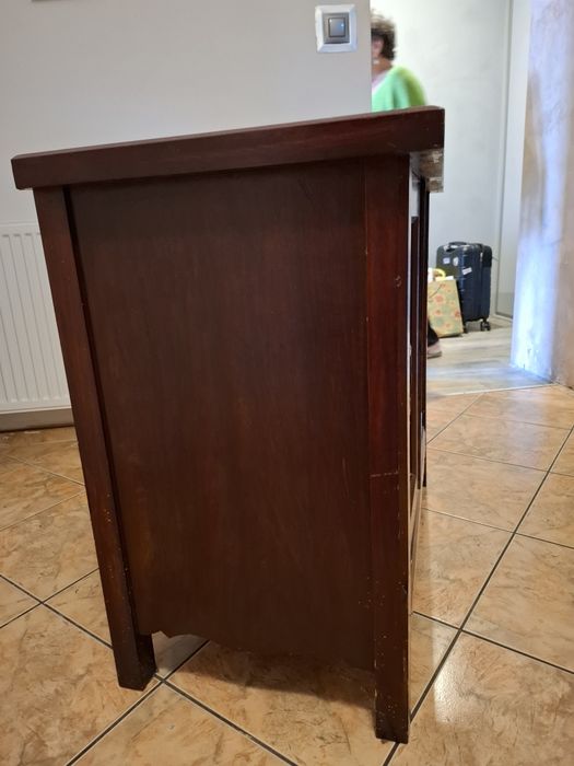 Zabytkowa szafka drewniana - rzeźbiona