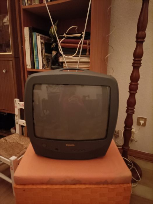 Televisão Philips a cores a trabalhar