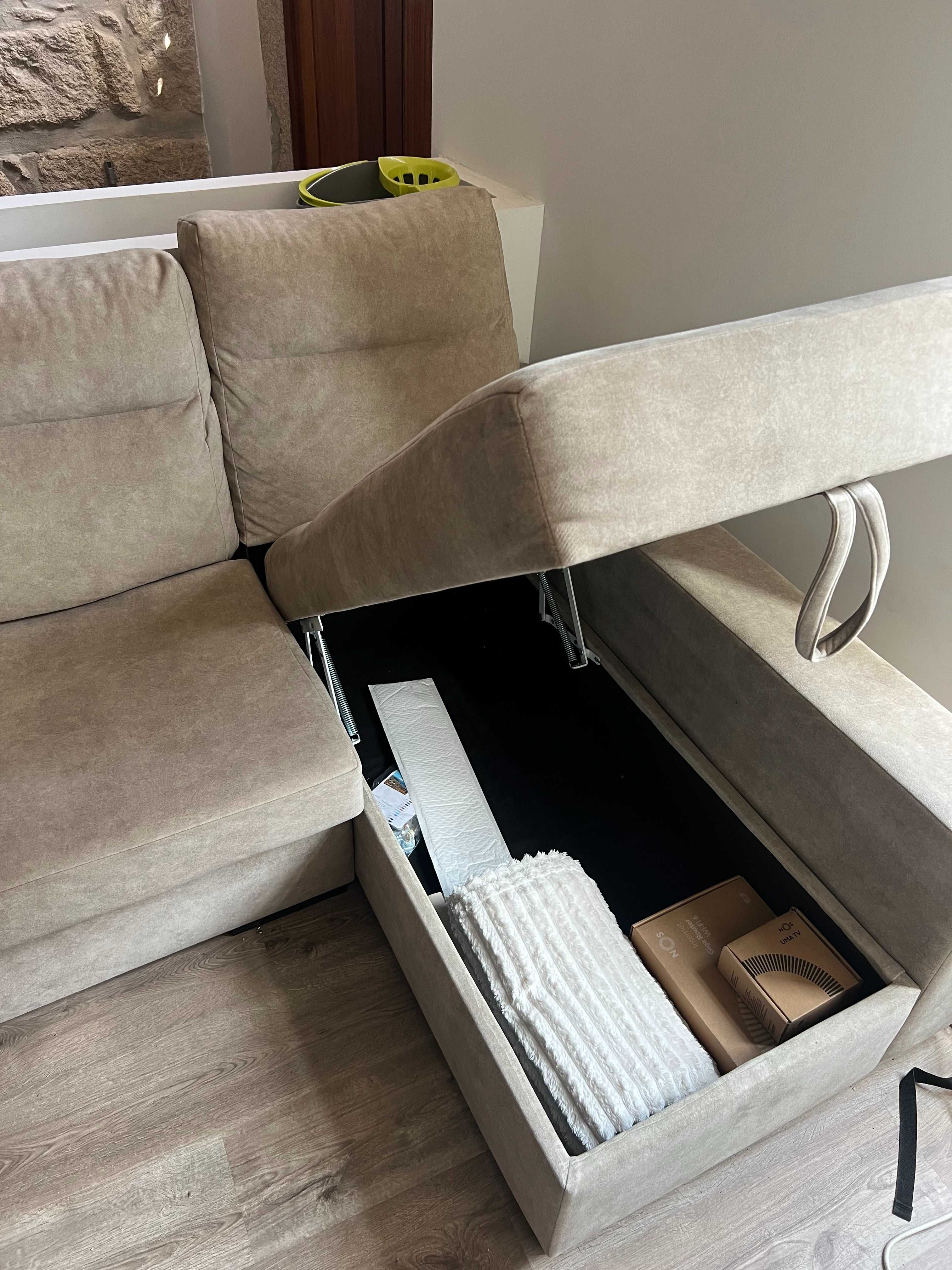 Sofá Chaise Longue com Baú e 2 Puffs