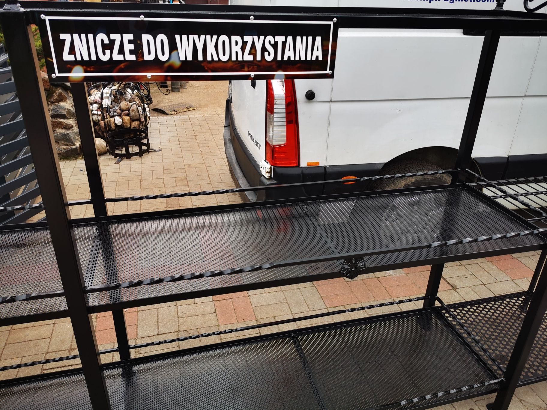 Regały na znicze i narzędzia do ponownego wykorzystania.