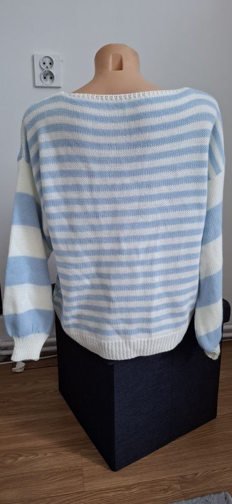 Sweter w paski biało-niebieski z dekoltem V – wiosenny, oversize, stan