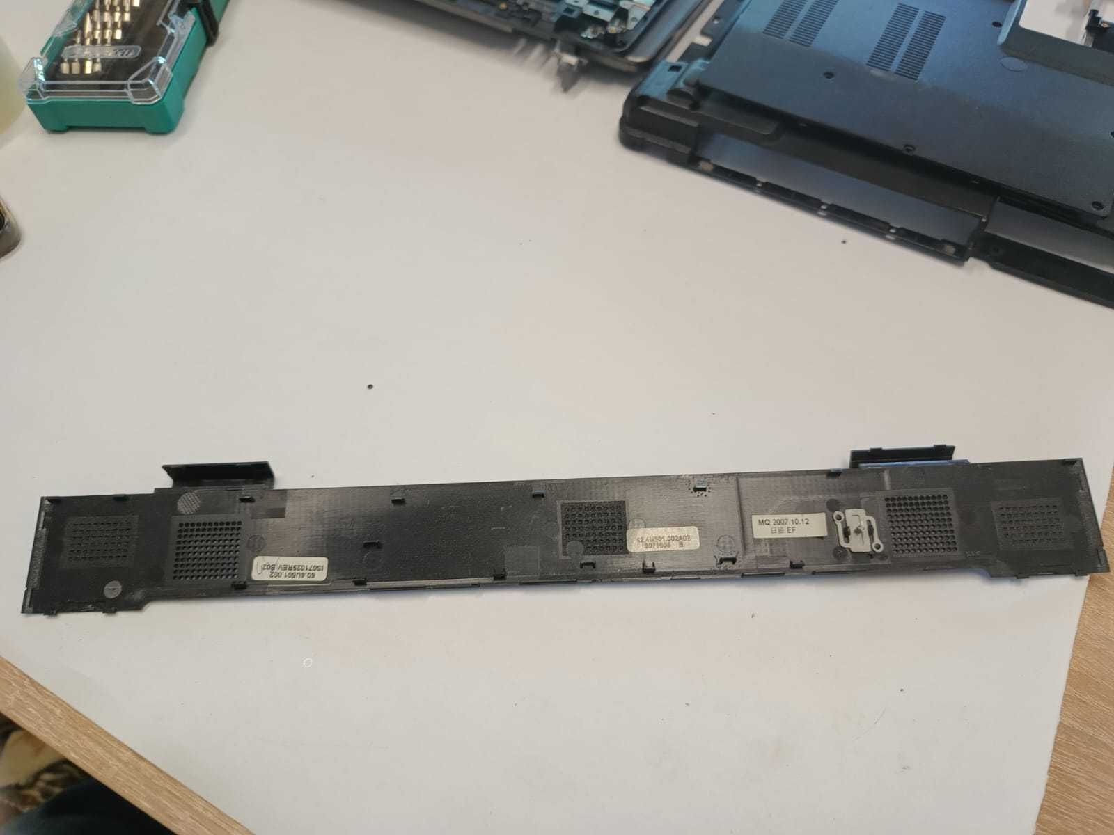 Zaślepka palmrestu i zawiasów laptopa Fujitsu Esprimo MS2216.