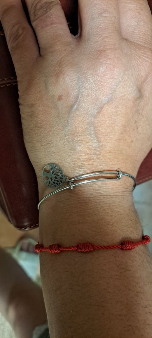 Pulseiras escravas em prata contrastada.