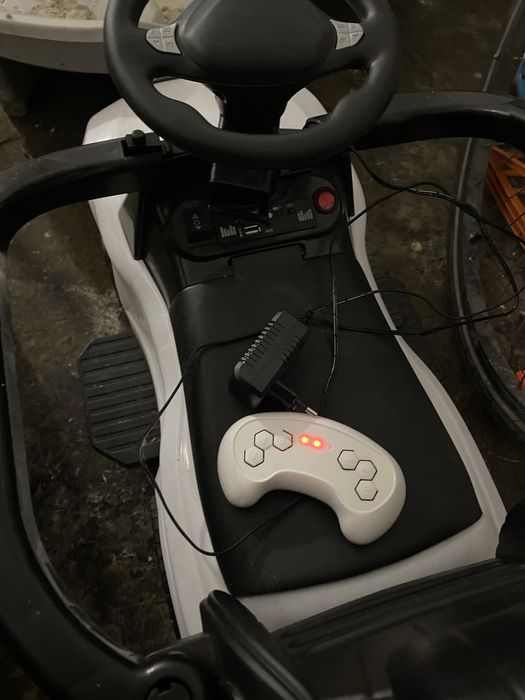 Дитячий електромобіль - толокар на акумуляторі, з пультом