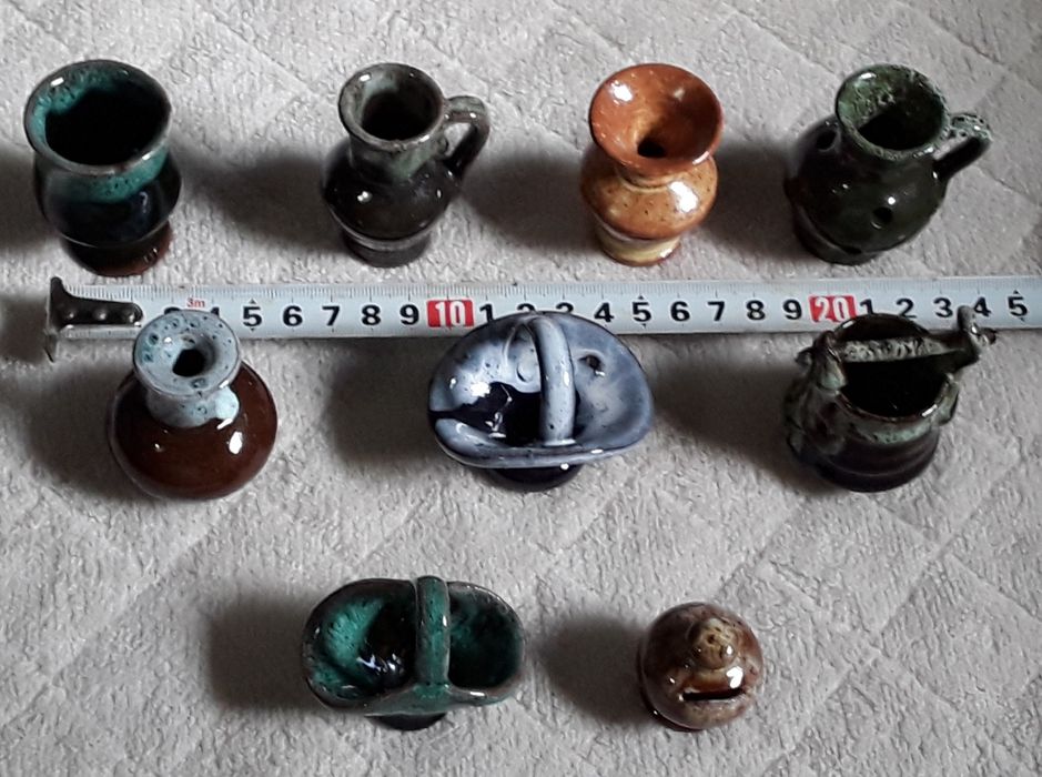 Peças de loiça miniatura em barro vidrado