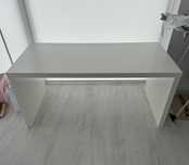 Białe biurko z wysuwanym panelem MALM IKEA 151x65 cm