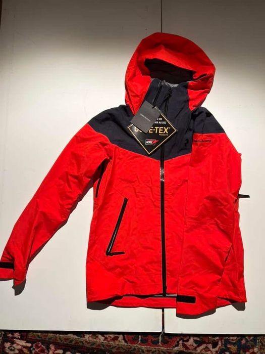 Zimowa damska kurtka z gore-tex firmy Peak Performance