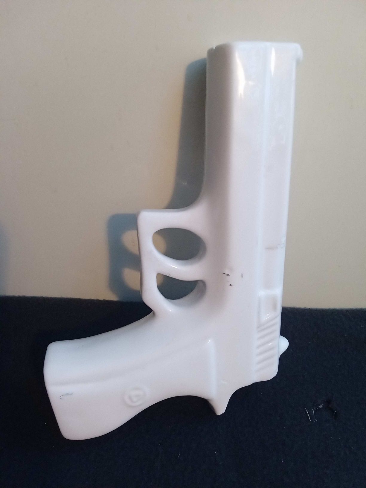 Porcelanowy wazon w kształcie pistoletu