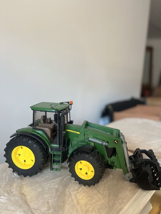 Трактор Bruder John Deere