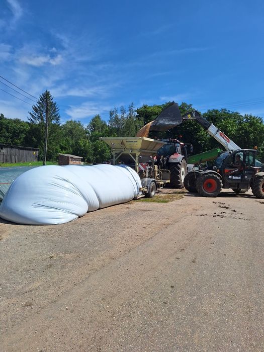 Śrutowanie gniecenie mielenie pakowanie zakiszanie w rękawy foliowe.