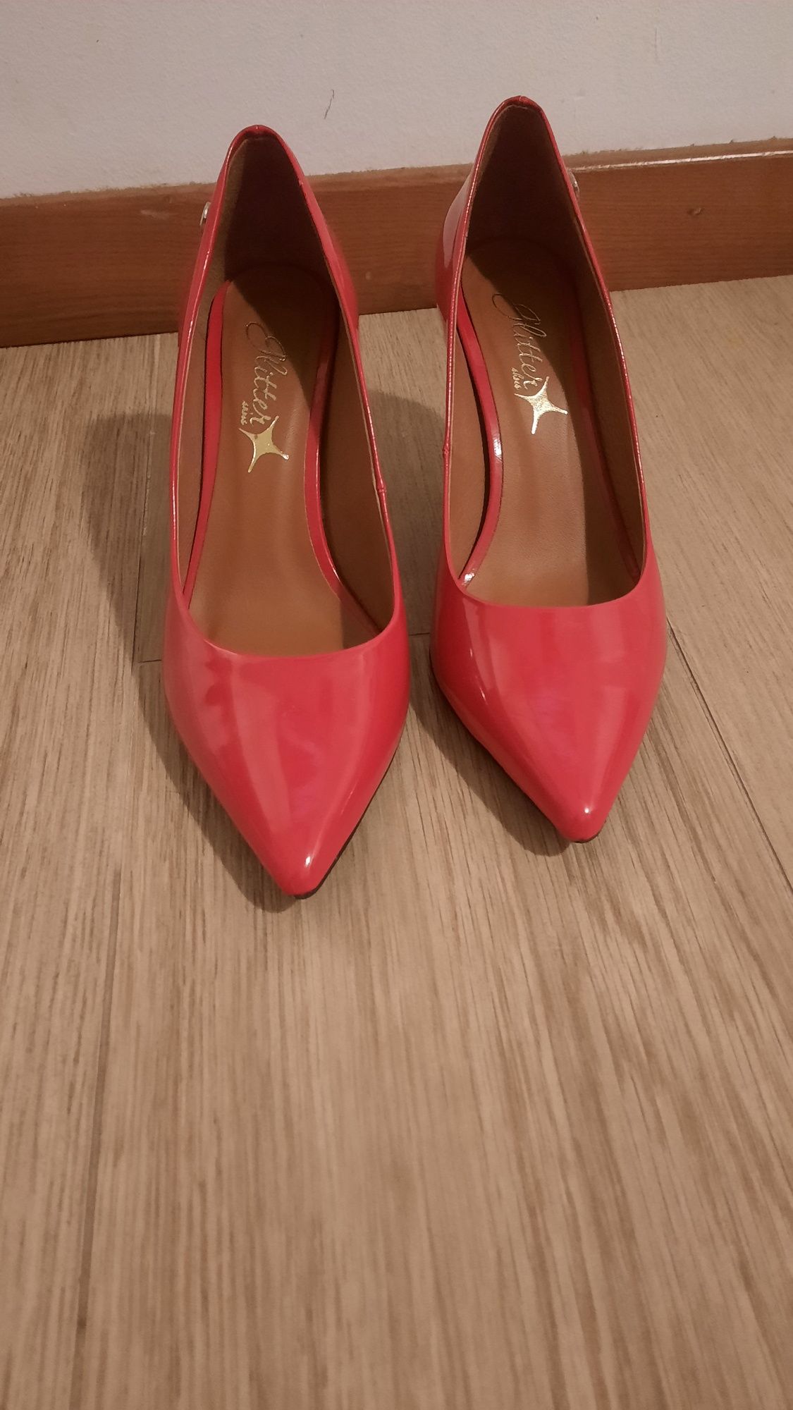 Sapatos novos vermelhos