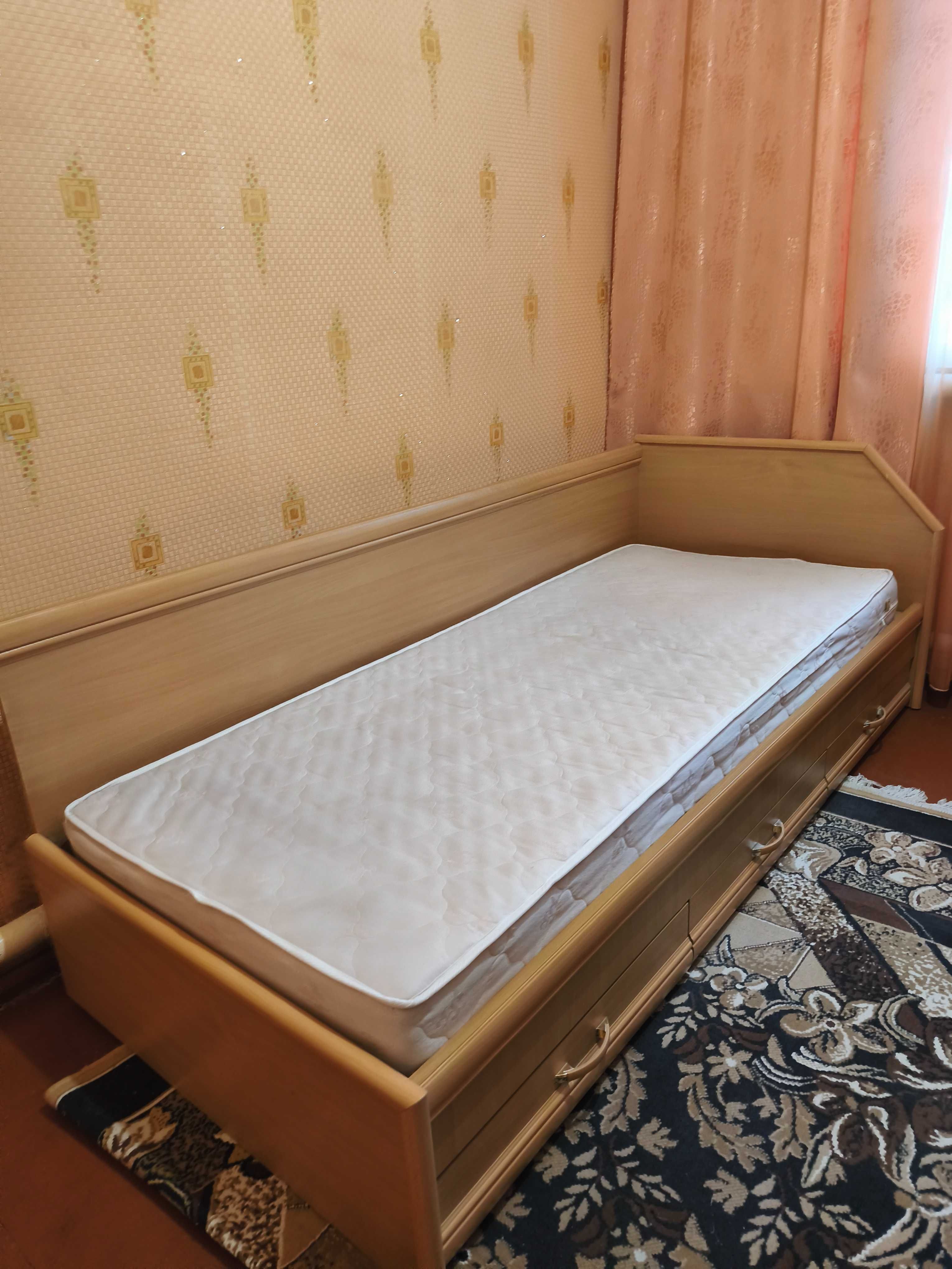 Продам односпальні ліжка 2 шт. +  матраци , в гарному стані !