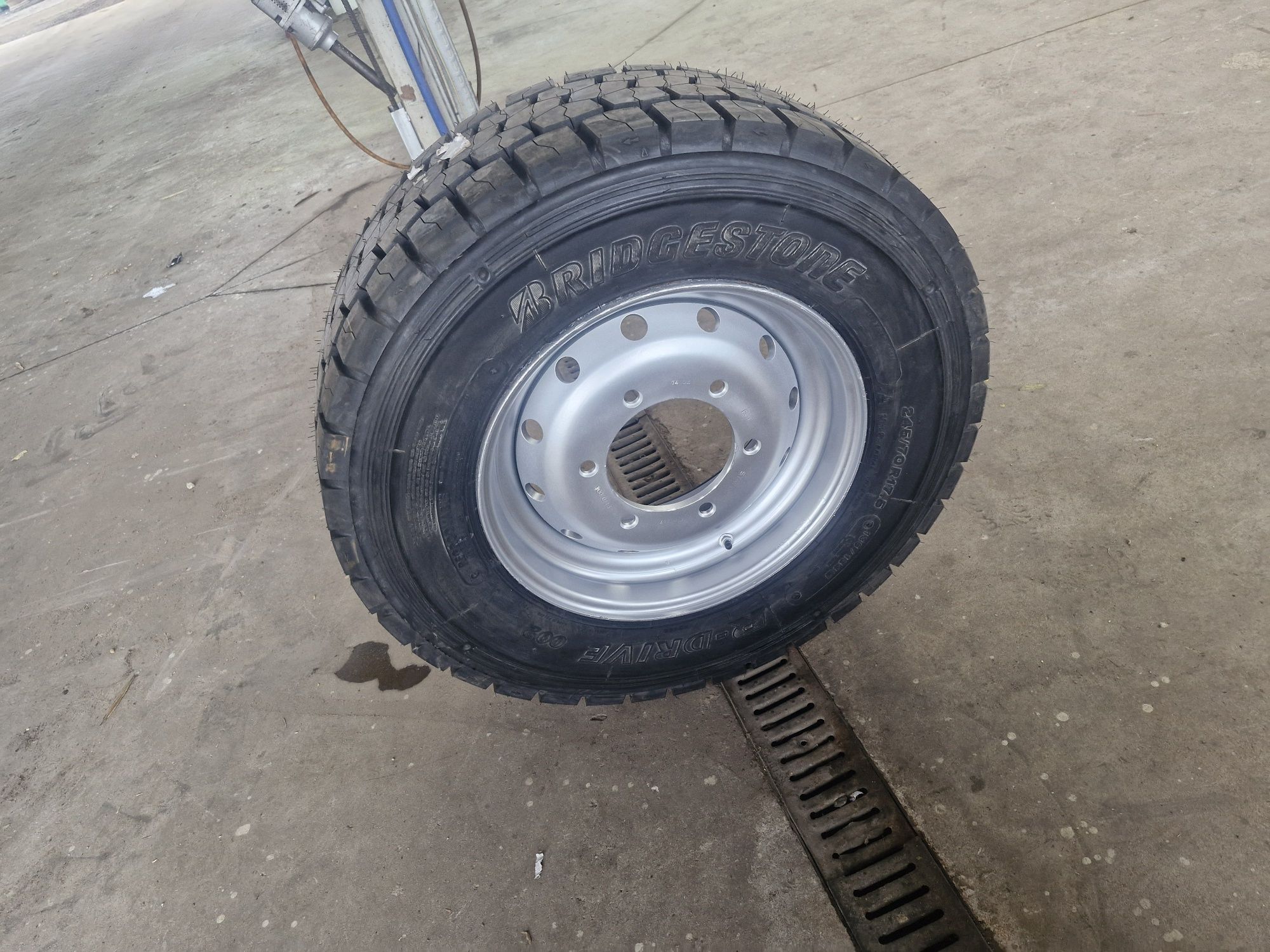 Komplet koła bezdętkowe 6 otworów 245/70r17.5 5szt  d35 d44 d45 d47
