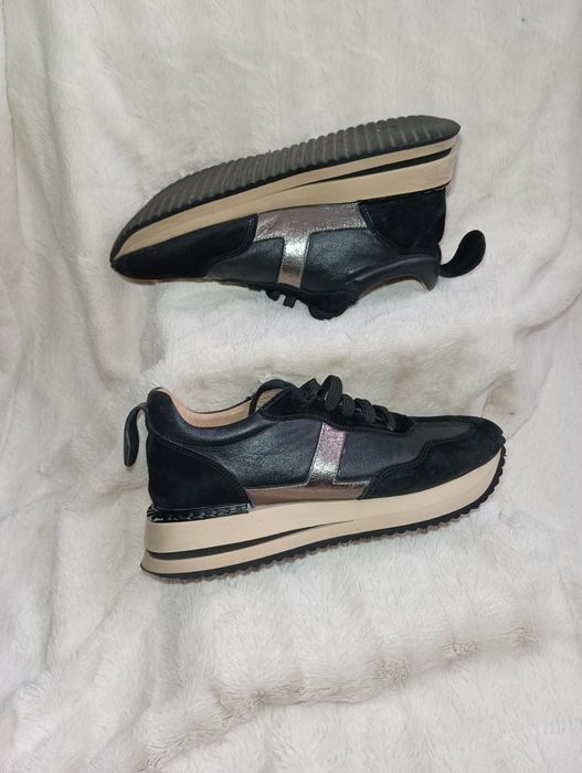 Шкіряні жіночі кросівки