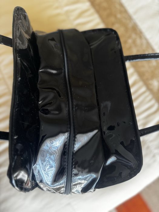 Mala preta de verniz