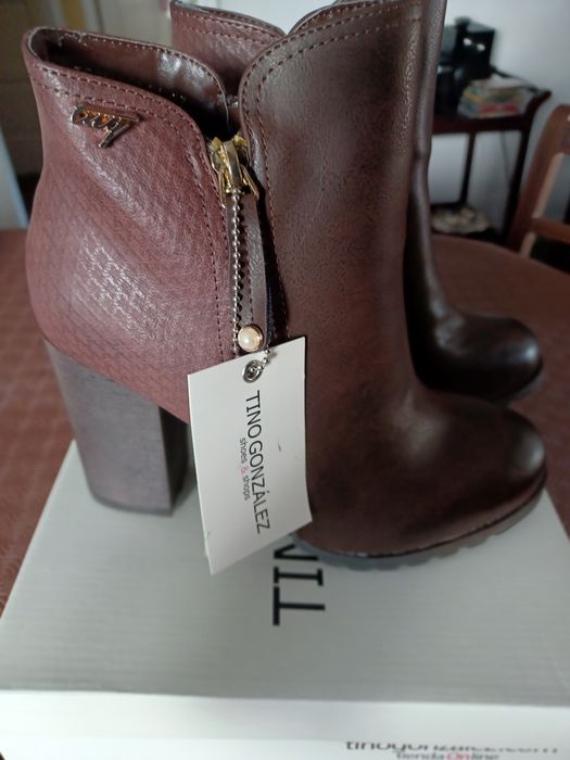 Botas castanhas novas