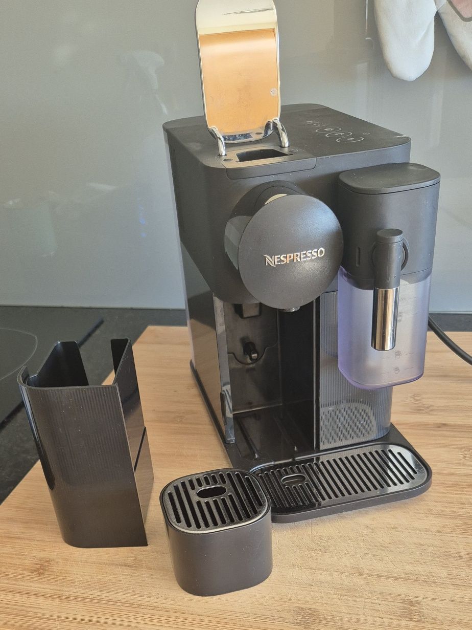 Máquina café Delonghi Nespresso Lattissima One
