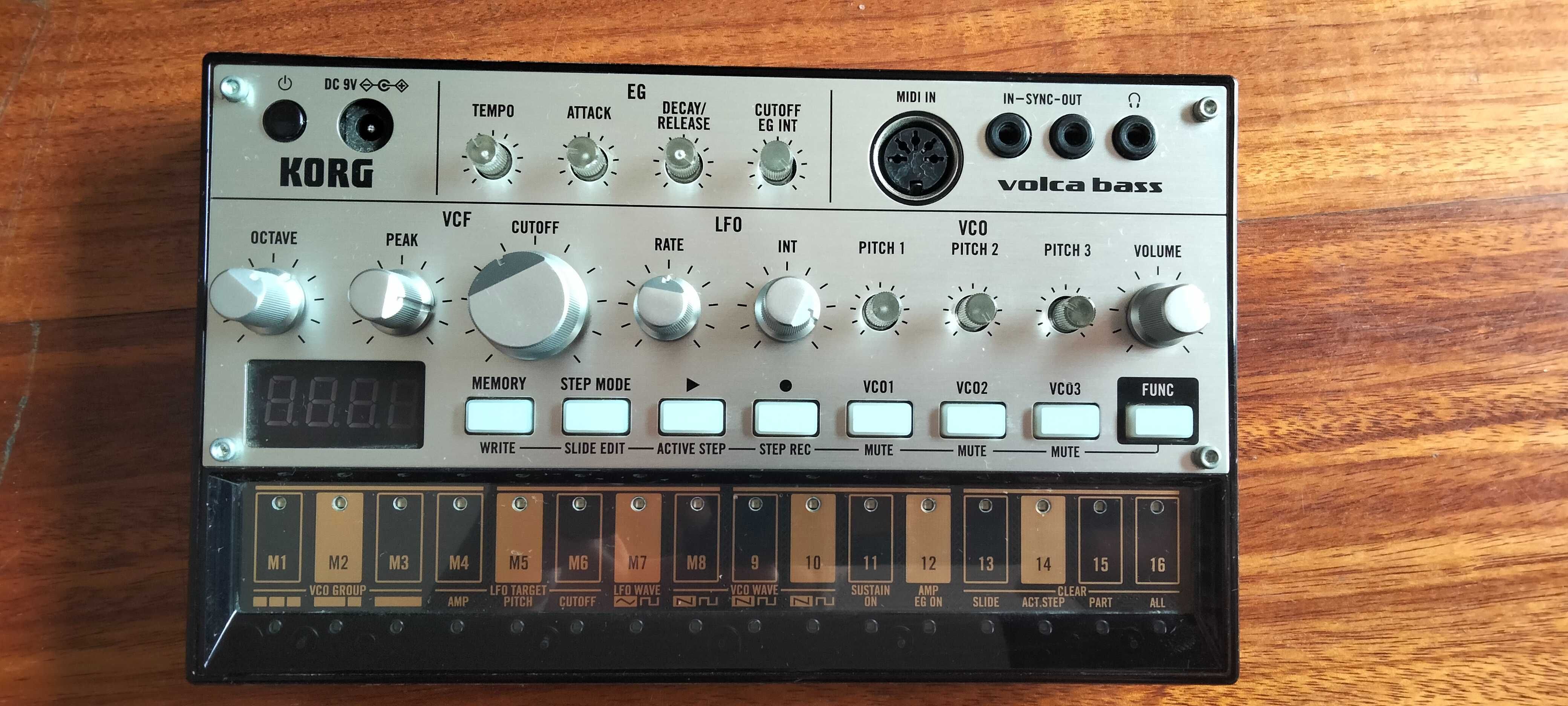 Korg Volca Bass com caixa