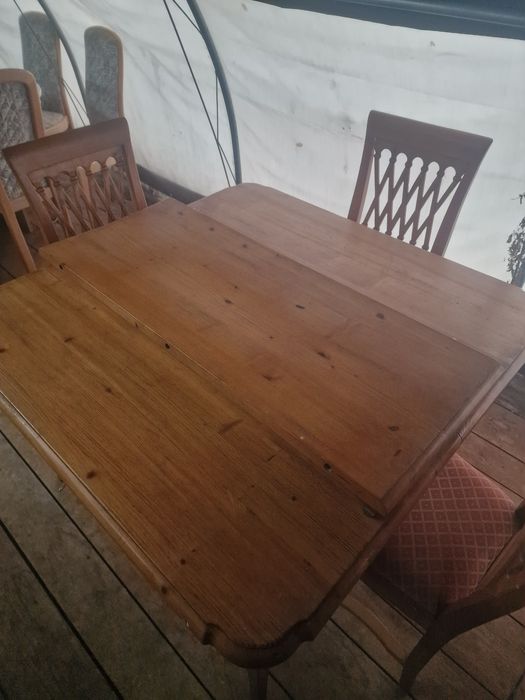 Stylowy sosnowy stół z krzesłami czterema