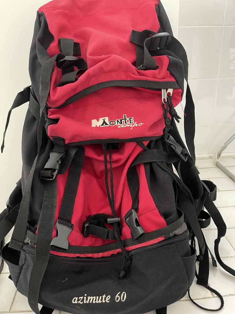 Mochila de 60L em bom estado