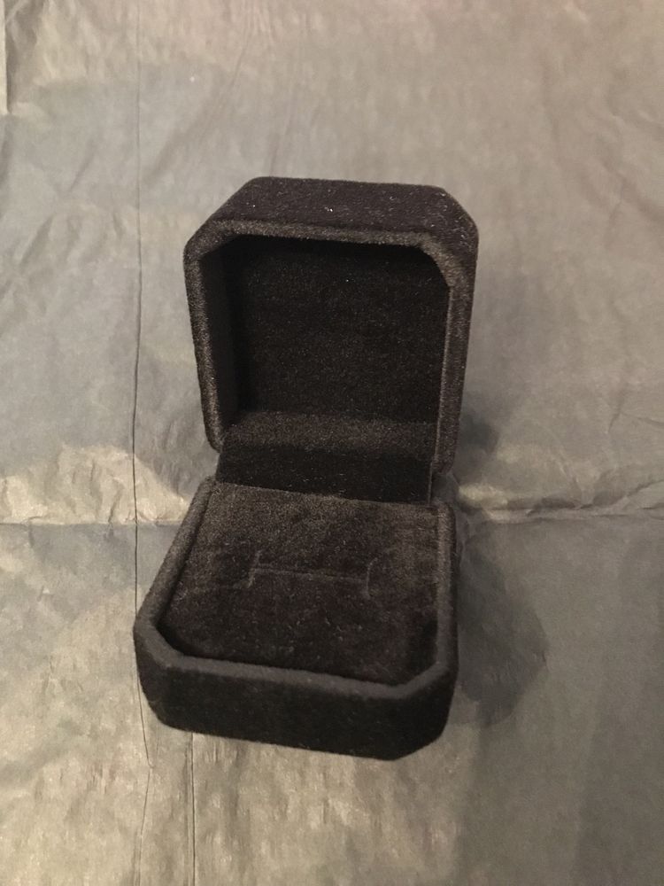 Подарочная коробочка для украшений черная бархатная коробочка