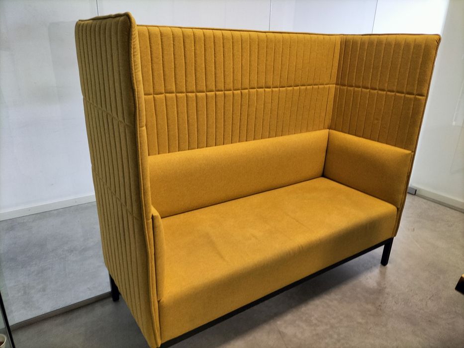 1 sofá amarelo + 1 sofá verde