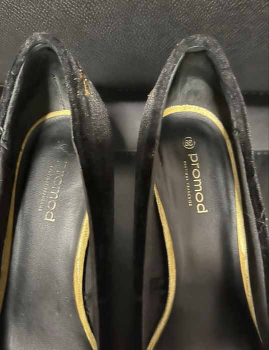 Czarne, welurowe szpilki ze złotym haftem 39