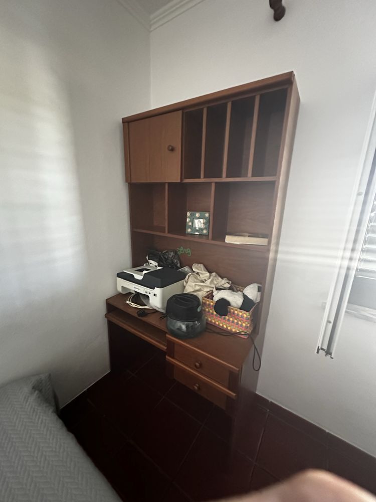 Cama com colchão, mesa cabeceira, secretaria com estante