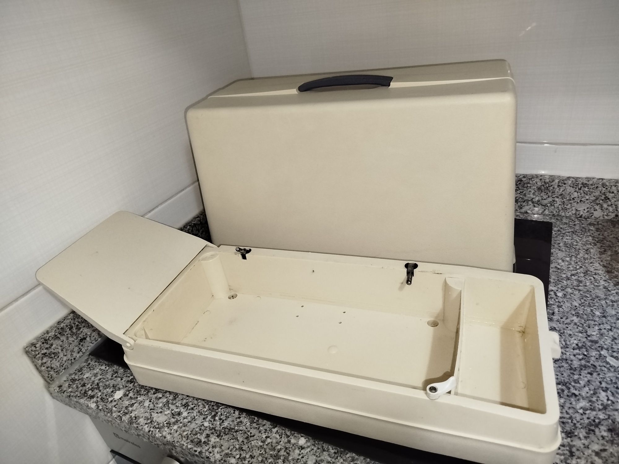 Vendo mala de máquina de costura
