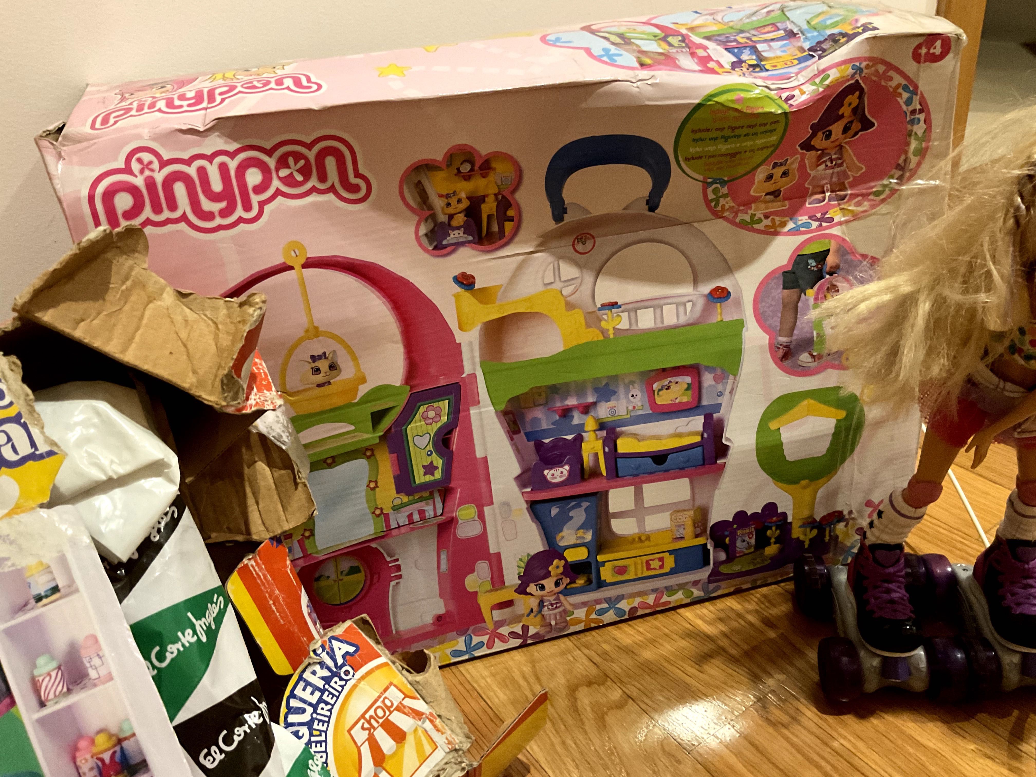 3 brinquedos: casa Pinypon+Barbie patinadora+Barriguitas cabeleireiro