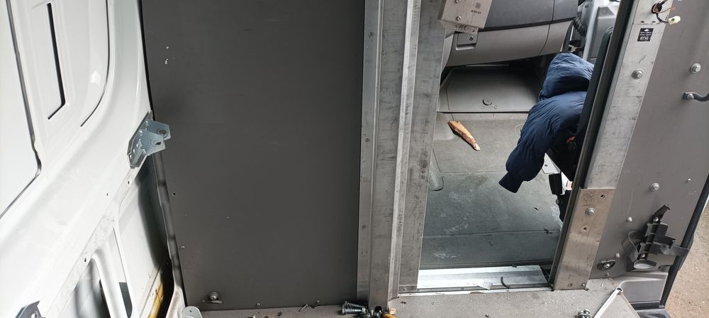 porta blindada entre carga e cabine, Mercedes sprinter