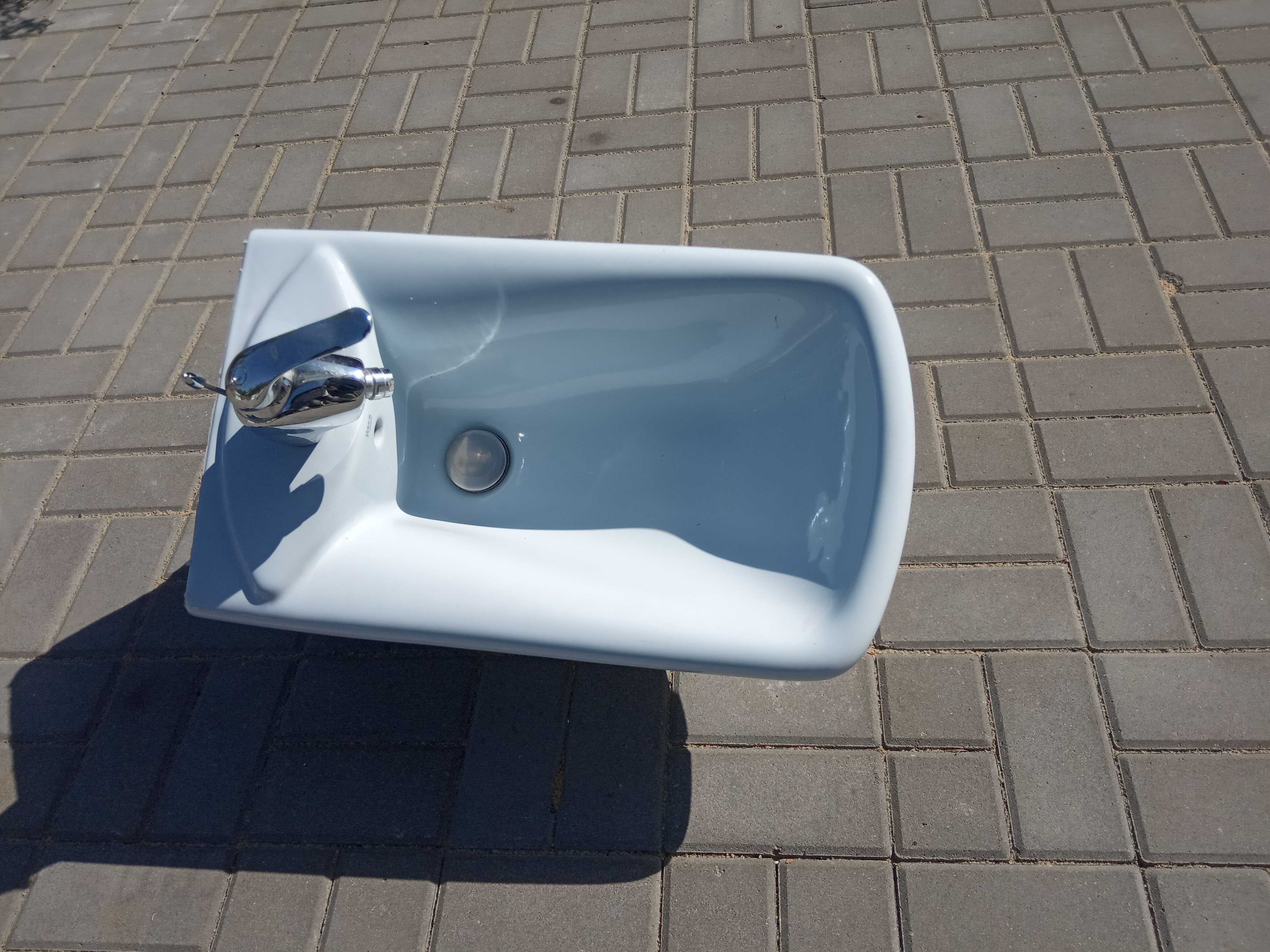 Bidet Roca podwieszany 60x35x27 Błękit, bateria, deska, odpływ, śruby