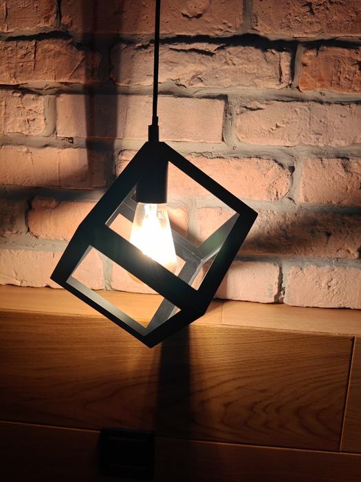 Dwie lampki wiszące z żarówkami