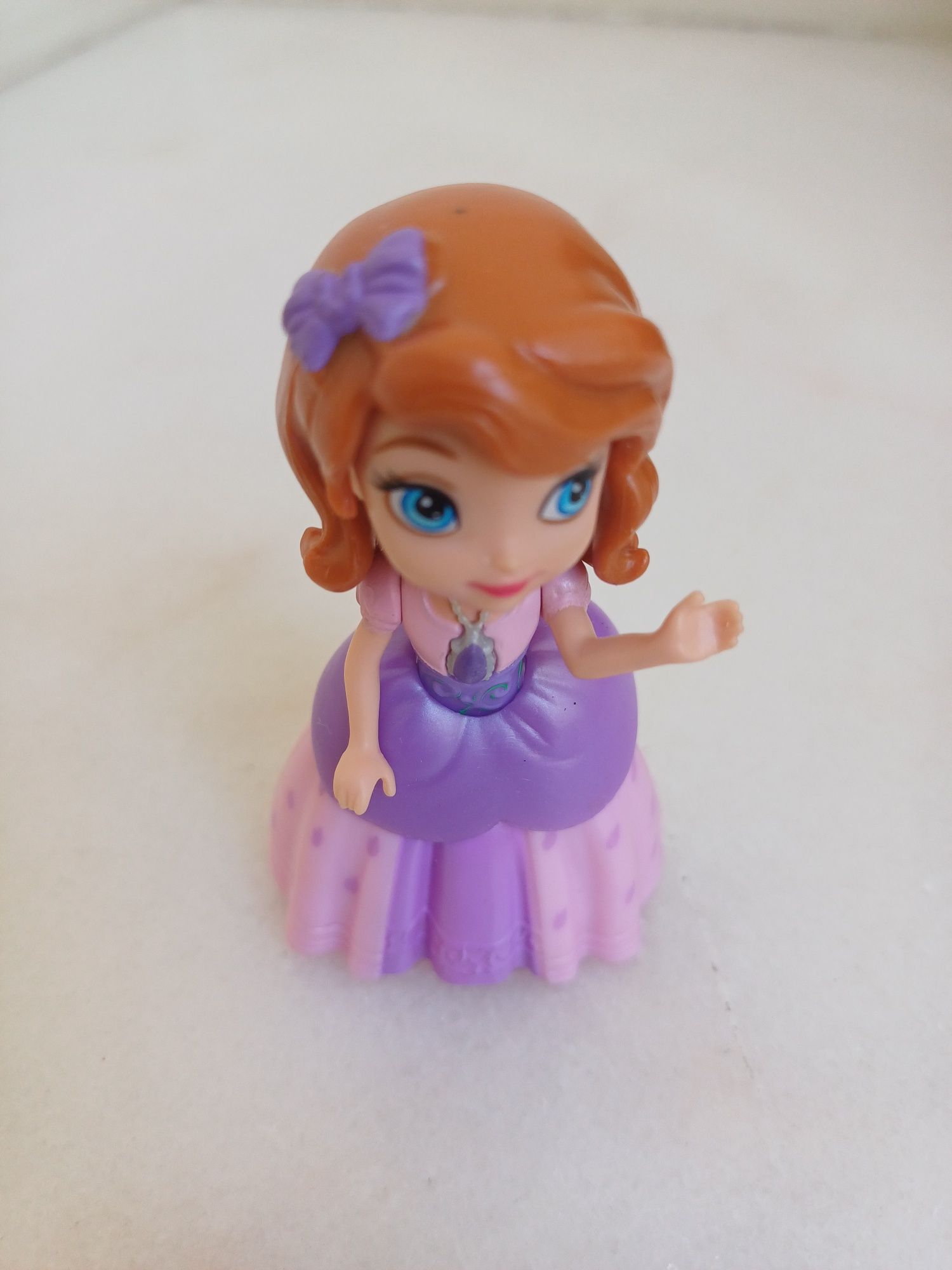 Boneca da princesa Sofia com emblema