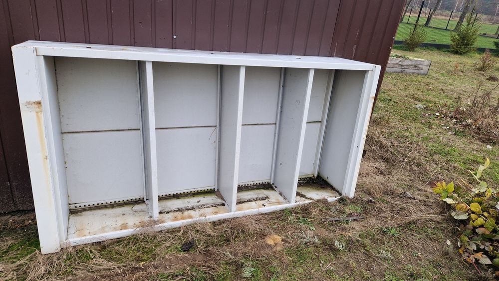 Metalowa szafa narzędziowa.