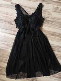Mała czarna sukienka z ozdobnym koronkowym dekoltem i tiulem