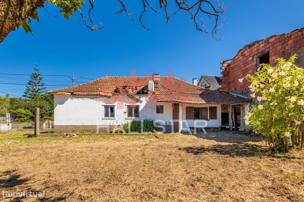 Moradia T4 / Para Reconstrução / Térrea / Lote com 1.218m2 / Pinheiros