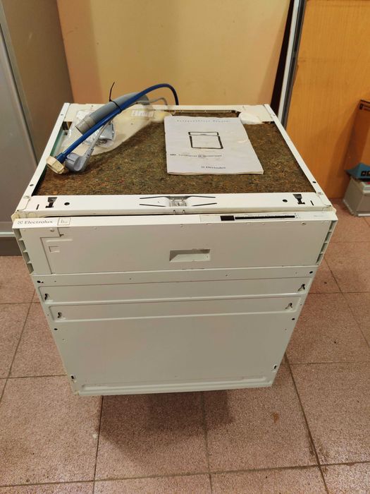 Вбудована посудомийка Електролюкс ESL 6164