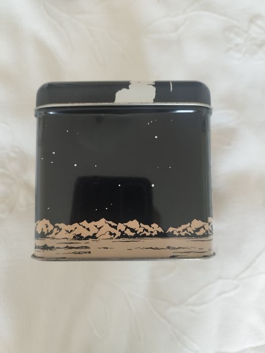 Caixa metálica da famosa banda desenhada de Tintim, Explorando a Lua.