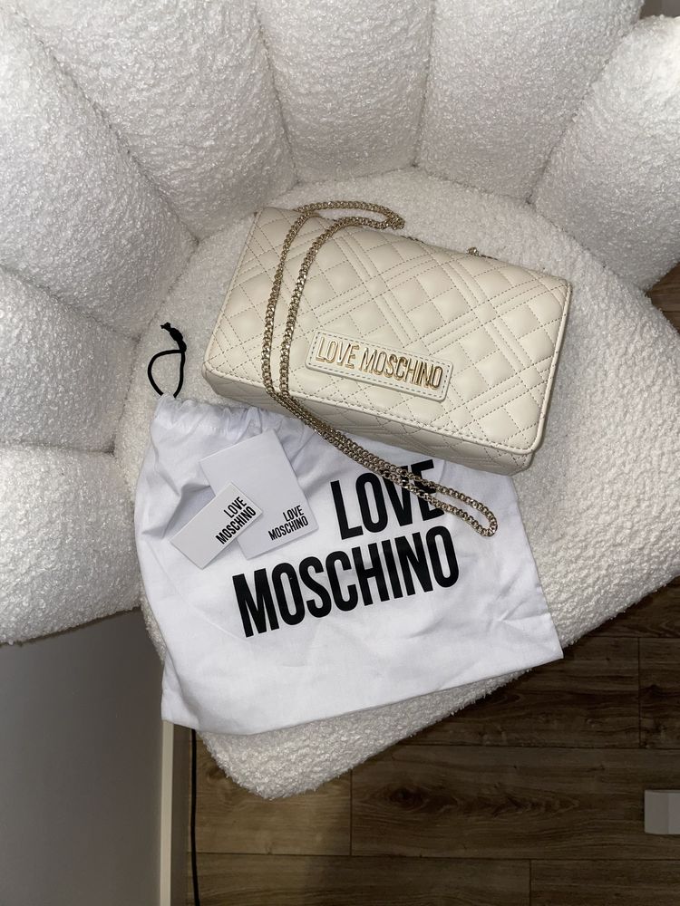 Love Moschino kremowa torebka pikowana kopertówka złoty sztuczna skóra