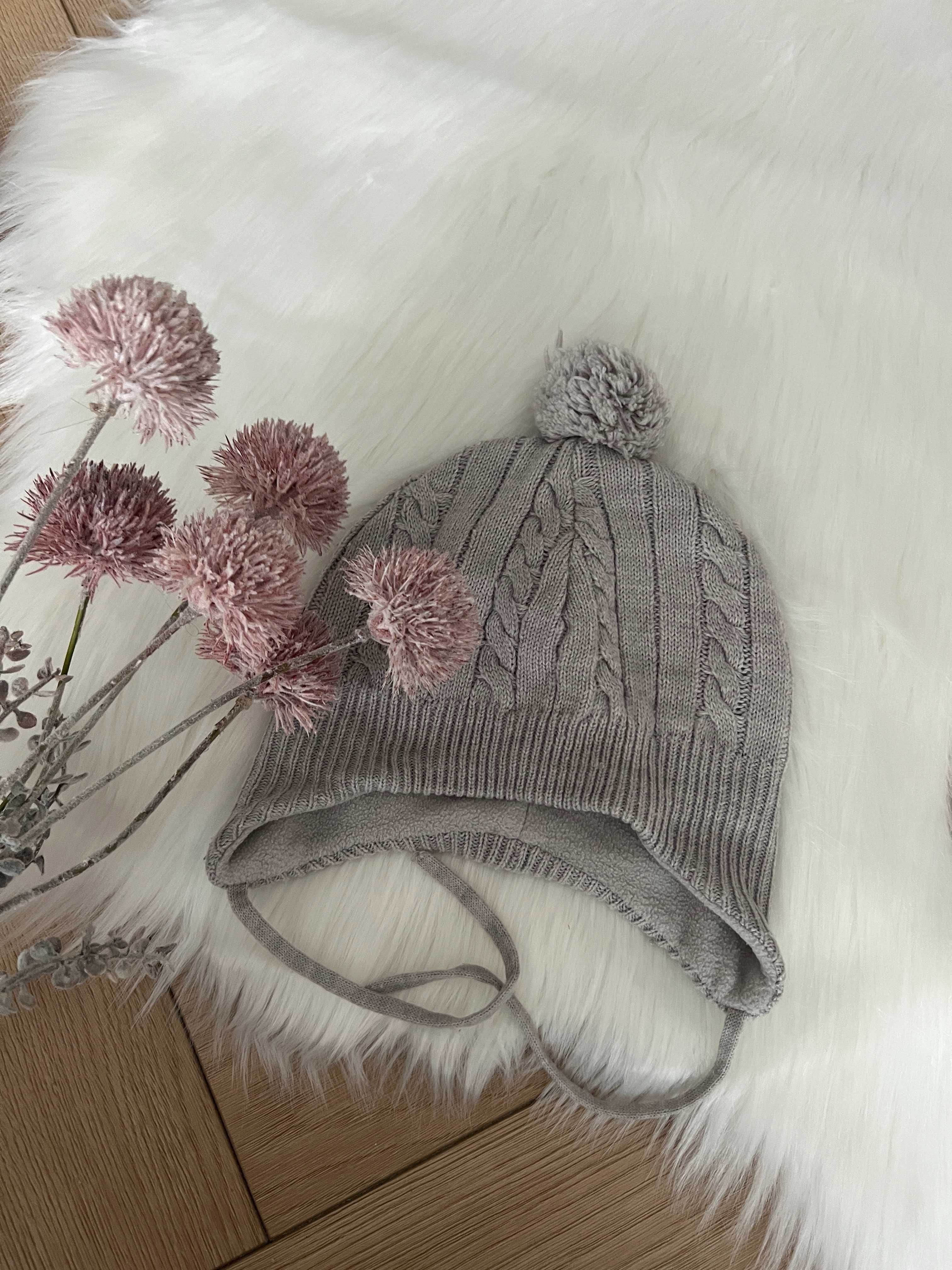 Szara czapka z podszewka polarową z pomponem wiązana H&M r 86/92