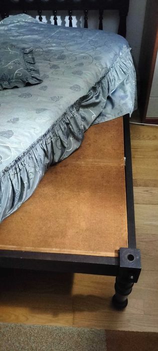 Cama solteiro + mesa cabeceira