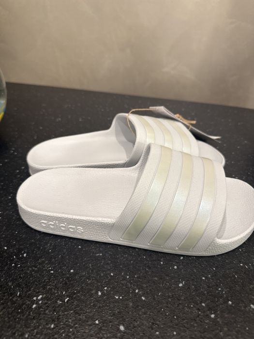 Шльопки adidas ніжно голубі