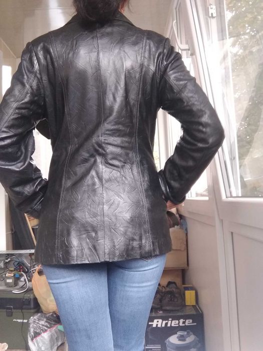 Кожаный пиджак в хорошем состоянии.Размер L.