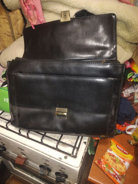 Шкіряна сумка  чорного кольору