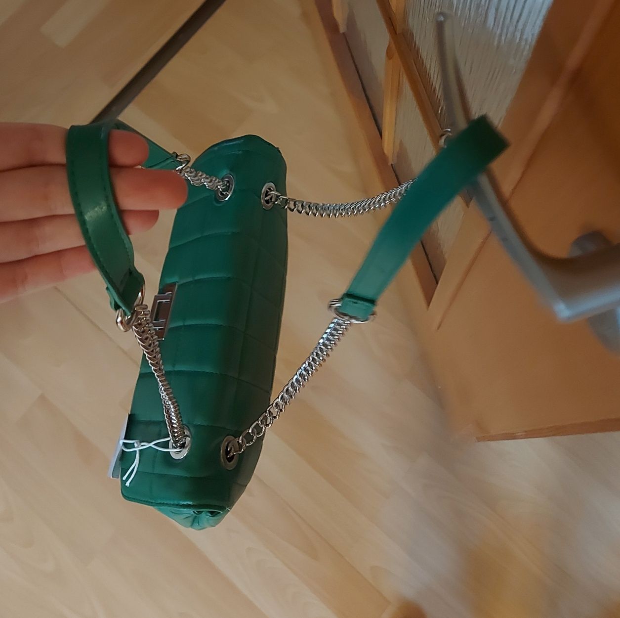 Zielona torebka na łańcuszku