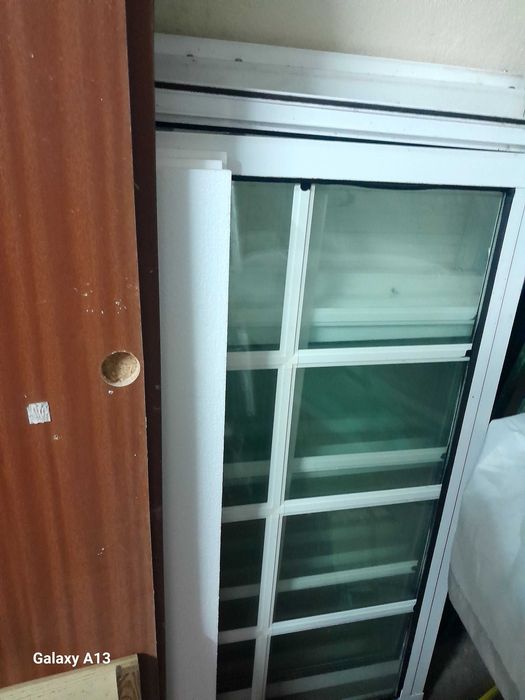 Portadas de aluminio e porta de entrada.