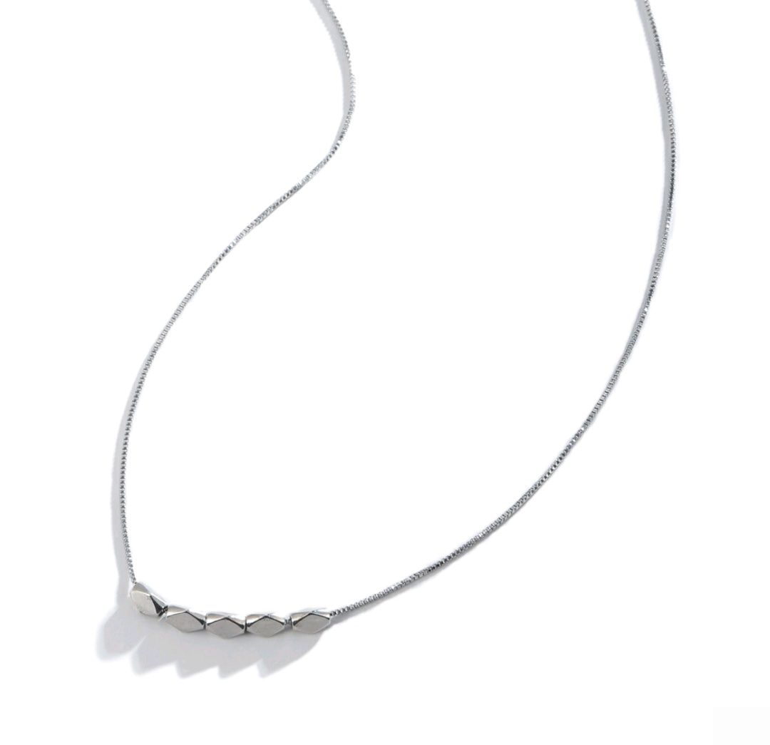 Minimalistyczny łańcuszek z koralikami kolor srebrny minimalizm